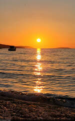 Abendsonne an der Adria-Küste in Supetar, der einzigen Stadt der Insel Brač (HR).