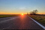 Sonnenuntergang auf Asphalt, eingefangen beim Spaziergang zum 1. Advent an den Feldern von Osmünde (Gemeinde Kabelsketal).

🕓 1.12.2024 | 15:58 Uhr