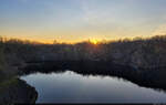 Sonnenuntergang über dem ruhigen Wasser des ehemaligen Steinbruchs am Gützer Berg bei Landsberg (Saalekreis).

🕓 5.3.2025 | 17:40 Uhr