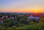 Sonnenuntergang in vier Akten
Auf dem Kapellenberg in Landsberg kann in das �berwiegend flache Umland im n�rdlichen Saalekreises geschaut werden. Am zweitl�ngsten Tag des Jahres h�lt die Sonne noch bis in den sp�ten Abend durch.

🕓 20.6.20 ...