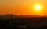 Sonnenuntergang in vier Akten
Kr�ftige Abendsonne mit der Silhouette des 250 Meter hohen Petersbergs n�rdlich von Halle (Saale), erkennbar am Sendeturm.

🕓 20.6.2025 | 21:10 Uhr
