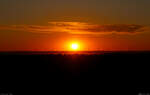 Die letzten Minuten vor Sonnenuntergang – abgelichtet mit Windrad-Kulisse des Mansfelder Landes von Halle-Neustadt aus.

🕓 30.6.2025 | 21:25 Uhr