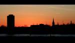 Abendstimmung im Duisport - Blick ber den Rhein auf die Silhouette von Duisburg-Homberg.