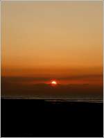 Langsam verschwindet die Sonne hinter den Wolken am Strand von Blankenberge am 12.09.08.