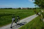 Federseeradweg mit Blick auf Oggelshausen, Aug.2012