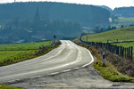 Kreisstrasse K 34 in der Sonne und Harzheim/Eifel im Gegenlichtdunst - 08.12.2015