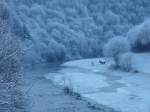 Den beiden Pferden scheint die eisige Klte auch nicht sonderlich zu gefallen. Im Vordergrund: die Sauer bei Heiderscheidgrund (Luxemburg). 23.12.07 