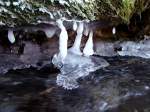  Eistropfen  haben sich zwischen dem Wasserlauf und dem Moos gebildet; 090116