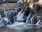 Eisskulpturen am Wasserfall eines kleinen Bchleins;110130