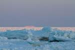 Whrend die Fahrrinne fr die Schifffahrt freigehalten wurde, trmen sich am Strand von Bansin die Eisberge. - 11.02.2012
