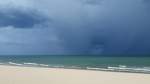 Ein Gewitterschauer zieht am 26.07.15 vor Pak Nam Pran über den Golf von Thailand.