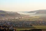 Kripp am Rhein mit Blick Richtung Sden (Aufnahmestandort  Erpeler Ley ), mit dem Rheintal von Bad-Hnningen bis Koblenz im Nebel - 28.11.2011