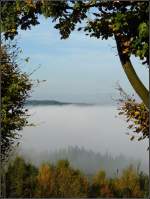 Während das Tal noch im Nebel liegt, scheint auf der Anhöhe in der Nähe von Roullingen schon die Sonne.