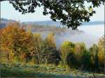 Die Wiese im Vordergrund trgt noch den Rauhreif der Nacht und die Nebelschwaden im Tal beginnen sich langsam aufzulsen. Bild aufgenommen in der Nhe von Wiltz am 18.10.08. (Jeanny)