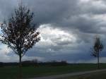 heraufziehende schlecht Wetterfront an der Strae von Dorf Mecklenburg nach Beidendorf in der Nhe von Grapen Stieten (NWM), 04.04.2010