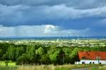 Sommerwetter 2011 - Sonne, Regen, Wolken. Blick von der Eifel Richtung Norden ber Eu-Wikirchen  mit Windrdern und Regenschauern - 22.06.2011