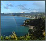 Ein Regenschauer sorgt für einen schönen Regenbogen nahe der Ortschaft Cooks Beach. Vom Shakespeare Cliff ist zunächst die verträumte Lonely Bay zu sehen, dahinter die Cooks Bay. (15.10.2016)