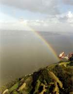 ALMADA, 25.01.2001, Regenbogen über dem Rio Tejo, gesehen von der Christusstatue; im Hintergrund (auf dem gegenüberliegenden Ufer) ist Lissabon zu sehen -- Foto eingescannt