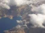 ber den Wolken..., Blick aus dem Urlaubsflieger nach Rhodos auf einer der zahlreichen kleinen Griechischen Inseln vor der Trkischen Kste.