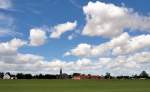 Ort Mggenhausen mit Kirche und Schnwetterwolken - 15.07.2010