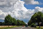Allee, Straße und  bedrohliche  Wolkenbildung bei Rheinbach - 07.07.2012