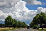 Allee, Strae und  bedrohliche  Wolkenbildung bei Rheinbach - 07.07.2012