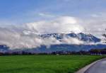 Gegen Abend verziehen sich die letzten Regenwolken vom Untersberg.