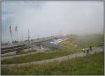 Die Wolkenwand erreicht den Bahnhof auf der Rigi-Kulm.