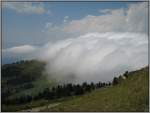 Wie schon bei meinen Bildern zu den Rigi-Bahnen in bahnbilder.de erwhnt wandelte sich das schne sonnige Wetter auf der Rigi am 20.07.2007 schlagartig, als sich eine Wolkenwand ber den Berg schob. Einerseits schade, andererseits aber auch ein irgendwie faszinierendes Naturschauspiel. Zum Glck brachten die Wolken keinen Regen.