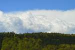 Wolkenfront über einem Waldstück oberhalb von Neckargerach. 18.4.2014