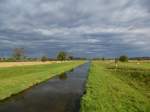 Dunkle Wolken ber dem Dreisamkanal, Blick flussabwrts in Richtung Riegel am Kaiserstuhl, Okt.2014