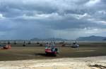 Strand bei Ebbe bei Khao Kalok mit Blick in Richtung Khao Sam Roi Yot (Berg mit 300 Gipfeln) Nationalpark am 28.06.15.