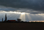 Sonnenstrahlen durchbrechen die fast dichte Wolkendecke - 23.04.2016