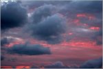 Wolken vor glutrotem Abendhimmel. Bremerhaven, 13.07.2016.