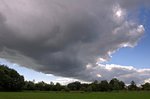 Sehr bedrohlich sieht diese langestreckte Haufenwolke von vorn aus, die sich am 10.08.16 über Diepholz in Richtung Osten bewegt