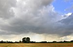 Heranziehende Schauerwolke mit Fallstreifen (Virga) südlich von Diepholz in Richtung Osten. 