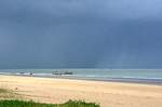 Ein Regenschauer zieht am 22.06.13 vor Pak Nam Pran über den Golf von Thailand.