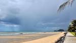 Ein Regenschauer zieht am 16.07.14 südlich von Khao Kalok auf den Golf von Thailand.