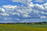 Wolken, Wald und Felder im Frühling in der Voreifel.