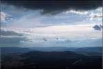 Wolkenhimmel über dem Hohentwiel -

Blick nach Südwesten. Der bewaldete Rauhenberg in Bildmitte. Dahinter verläuft der Rhein. Die Höhenzüge im Hintergrund liegen in der Schweiz.

04.07.2018 (M)