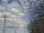Stark bewölkter Himmel zur sonntäglichen Mittagszeit mit anfliegenden Flugzeug in Richtung Berlin Schönefeld gesehen am 24. März 2019 am südlichen Berliner Außenring bei Diedersdorf in Brandenburg.