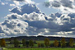 Düstere Wolken verdrängen allmählich die Sonne über der Eifel bei Eu-Kirchheim - 02.10.2019