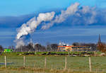 Dunkle Rauchwolken ziehen von der Zuckerfarbik in Euskirchen über den Ortsteil Kuchenheim - 02.01.2020