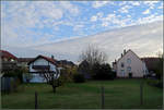 Wolken auf verschiedenen Ebenen und ein klare Kante -    Rommelshausen, 14.11.2020 (M)