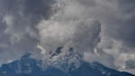 Der in Wolken gehüllte Watzmann in den Berchtesgadener Alpen.