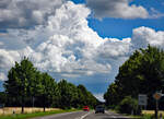 Wolkenbildung über einer Straße nach Meckenheim - 07.07.2022