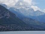 Kampf der Wolken mit den Bergspitzen am Rande des Sees von Annecy.