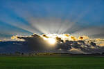 Gegenlicht, Sonnenstrahlen, Wolkenwand in der Eifel bei Euskirchen - 02.11.2023
