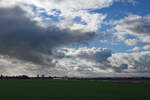 Aprilwetter mit Sonne, Wolken, Sturm und Regen, Ende November 2023 in der Eifel.