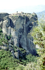 Blick auf die Felsen von Meteora mit dem Rosánou-Kloster.